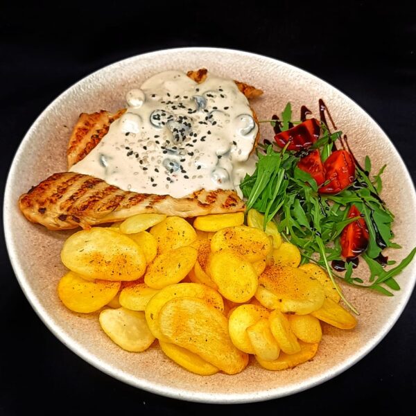 PUI MEDITERANEAN, CARTOFI SLICED AROMATIZATI CU CAJUN SI SOS CREMOS DE BRANZA CU MASLINE 350G