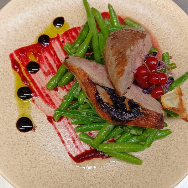 Piept de rata cu fasole verde trasa la tigaie in unt si merisoare 370G