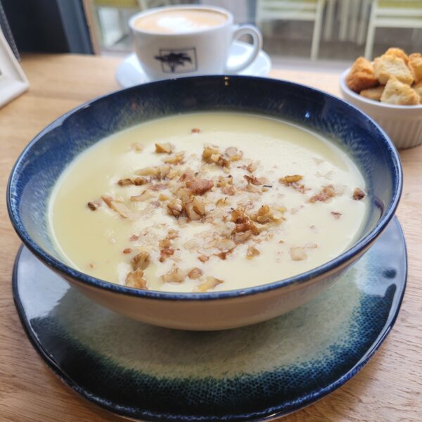 SUPĂ CREMĂ DE DOVLECEL CU NUCI PRĂJITE